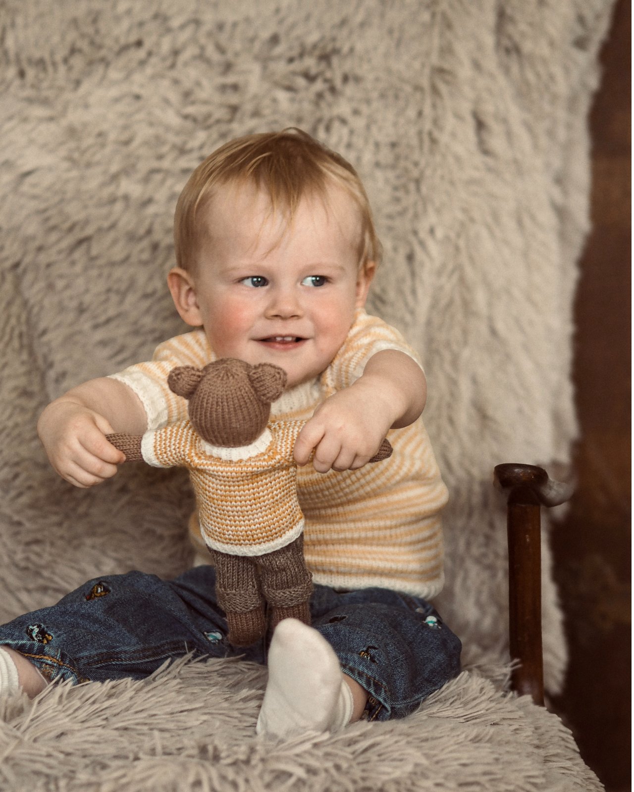 Barn som held handstrikt Luddeliten-bamse